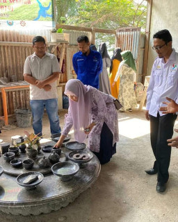 Wakil Ketua 1 TP-PKK Aceh Selatan. Kunjungi Lab Marmer Poli Teknik.