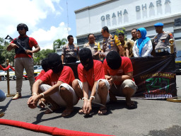 Polrestabes Surabaya Bekuk 4 Pelaku Penggelapan 10 Mobil, Sementara 1 Nya DPO.