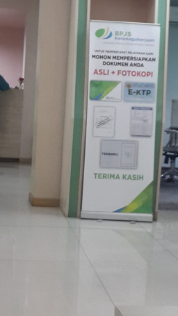 BPJS Cabang Gubeng, Pimpong Klien Saat Klaim JHT.