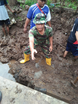 Babinsa Kambingan Rejo, Ajak Warga Perbaiki Penahan Air Yang Ambruk.