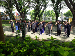 Sertu M. Lopes Berikan Materi LBB, Pada Sucurity Taman Dayu.