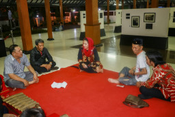 Ingin Mengenal Seni Ludruk Lebih Dalam, Puti Guntur Sukarno Kunjungi Latihan Jula-Juli Ludruk Arboyo.