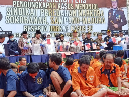 Ungkap Narkoba Jaringan Sokobanah, Satreakoba Polres Pelabuhan Tanjung Perak Selamatkan 450 Ribu Orang. 