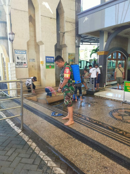 Babinsa Sukorejo Bersama Tokoh Agama dan Puskesmas, Semprot Cairan Disinfektan ke Masjid Besar Al-Muklashin.