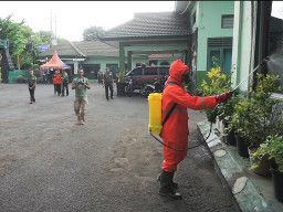 Markas Kodim 0819/Pasuruan, Ikut Disemprot Cairan Disinfektan.