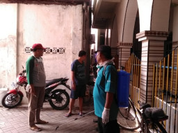 Lurah Kupang Krajan Keliling Kampung, Semprot Pos RT-RW dan Tempat Ibadah.