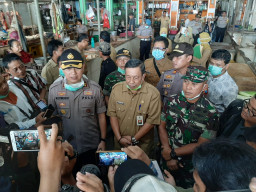 Paska Maklumat Kapolri, Kapolres Gresik Sidak Pasar dan Beri Himbauan Agar Tidak Borong Sembako Berlebihan.