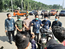 Cegah Corona, Polres Gresik dan Kodim 0817, Semprot Kendaraan Dijalan. 
