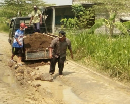 Secara Swadaya, Kades Ini Bangun Jalan Poros Desa.