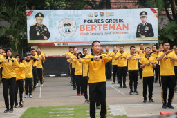 Kapolres Gresik Ajak Anggota Olah Raga Bersama, Tak Lupa Terapkan Pyisikal Distance.