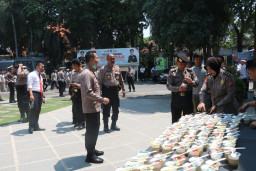 Jaga Imunitas Untuk Cegah Covid-19, Kapolres Gresik Bersama Anggota Berjemur di Mapolres Pukul 10 Pagi Tadi. 