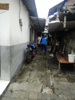 Warga Surabaya Swadaya Semprot Kampung, Cegah Penularan Corona.