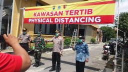 Kapolres Gresik AKBP. Kusworo, Pimpin Penyemprotan Desinfektans di Driyorejo.