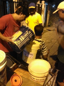 Gunakan Alat Dari Gerakan Semprot Surabaya, RT 4 RW 3 Kupang Krajan Secara Priodik Semprot Disinfektan Rumah Warga.