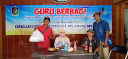 Dampak Covid-19, Guru di Banyuwangi Berbagi Sembako.