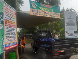 Kepala Desa Delik Sumber, Cegah Corona Dengan Penyemprotan.