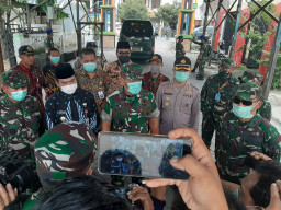 Kapolres Gresik Dampingi Pangdam, Tinjau Penanganan Covid-19.