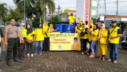 Lawan Corona, Golkar Gresik Bagikan Masker dan Lakukan Semprotan.