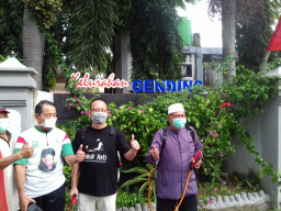 Golkar Gresik Peduli, Lakukan Semprotan dan Bagi-Bagi Kan Masker
