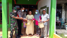 Lawan Covid-19, Pemdes Morocalang Lakukan Penyemprotan dan Bagi Alat Cuci Tangan Gratis.