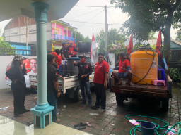Gelar Aksi Nyata, PDIP Gresik Lakukan Semprotan dan Bagi-Bagi Masker.