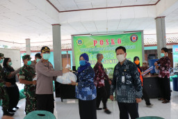 Kapolres Gresik Bersama Forkopimda, Beri Bantuan Sembako Pada Masyarakat, Dampak Covid-19.