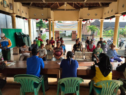 Lakukan Sosialisasi dan Penyemprotan Disinfektan, Pemdes Dapet, Konsisten Lawan Covid-19.