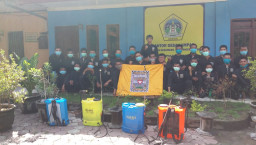 Cegah Penyebaran Covid-19. Kades Lampah Beserta Perangkat Dan Pemuda Lakukan Penyemprotan Disinfektan.