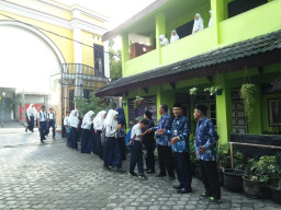 Perkuat Pendidikan Karakter Anak, Ini Yang Dilakukan Daifi di UPT SMPN 10. Gresik.