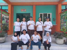 Sterilkan Wilayah Sekolah Guna Cegah Covid-19. Kepsek SMPN 2 Mantup Juga Pantau Kegiatan Siswa Belajar.