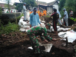 Permudah Akses Transport Warga, Babinsa Perbaiki Jembatan Rusak Akibat Banjir.