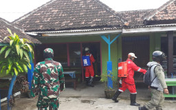 Babinsa Dampingi Satgas Gugus Tugas Covid-19. Lakukan Penyemprotan Disinfektan.