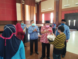 Libatkan Banyak Warga Saat Bagikan PKH Non Tunai, Plt Walikota Blitar Tuai Banyak Kecaman.