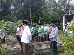 Para Tokoh Agama Kabupaten Blitar, Adakan Sholat di Makam Keluarga Imam Shobirin.