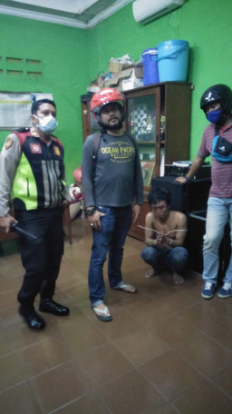 Kabur Usai Merampas, 1 Dari 2 Pelaku Jambret HP Babak Belur di Hajar Massa.