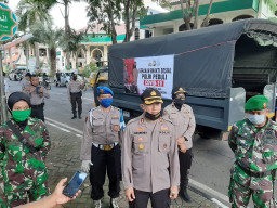 Gerakan Bhaksos Serentak Polri Peduli Covid, Polres Gresik Beserta Jajaran Bagikan 1800 Paket Sembako.