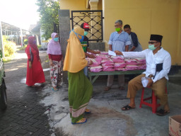 Ditengah Pandemi Covid-19. Kyai Kampung Asal Sidoarjo Bagikan 100 Sembako Pada Warga Tidak Mampu.