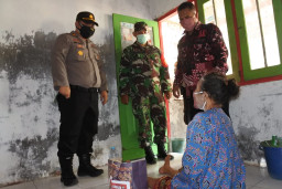 Peduli Kaum Duafa, Kapolsek Manyar Bagi-Bagi Sembako ke Warga.