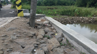 Proyek Jembatan Puncung, Disoal oleh Aktifis Gresik.