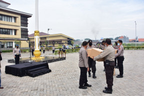 Peduli Dampak Covid-19. Polresta Sidoarjo Bagikan 200 Paket Sebako Pada Setiap Kecamatan.