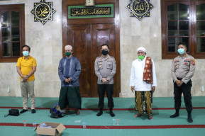 Patroli Malam Minggu, Kapolres Gresik Libatkan Kadinkes Lakukan Rapid Test Covid-19 di Cafe dan Warkop.