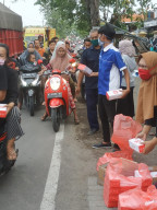 Ditengah Pandemi Covid-19. RS Wates Husada Gresik Berbagi Takjil. 