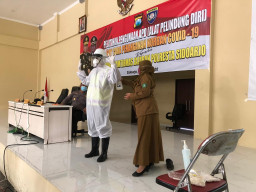 Bhabinkamtibmas se Sidoarjo Dibekali APD, Dalam Penanganan Korban Covid-19.