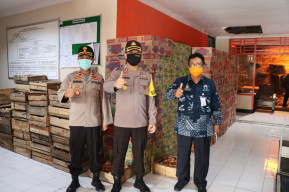 Kapolres Gresik Cek Pengadaan 10 Ton Beras di BPBD, Antisipasi Kebutuhan Pangan Warga.