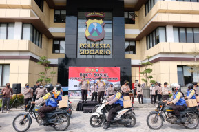 Gunakan R2, Bhabinkamtibmas-Babinsa Sidoarjo Sebar 1000 Paket Sembako Peduli Covid-19.