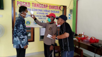 Bagikan Masker dan Intens Semprot Disinfektan "Untuk Cegah Corona", Pemdes Tambak Juga Sortir Tamu Yang Masuk Wilayahnya.