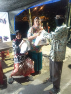 Dampak Pemberlakuan PSBB, Pengurus RT-RW Kalisari Damen Berbagi Sembako Pada Warga.