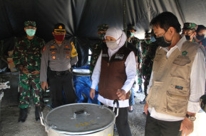 Gubernur Jatim Kunjungi Dapur Umum Peduli Covid Sidoarjo, Akan Libatkan UMKM dan PKL Sediakan Makanan Gratis.