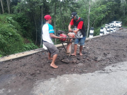 CV. Tri Sakti dan DPUBM Lakukan Perbaikan, Proyek Pelengkap Dinding Penahan, di Dukuh Kranggan Ngajum Kab. Malang