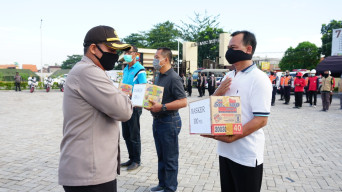 Polresta Sidoarjo Bagikan Masker dan Semprot Disinfektan di Sepanjang Jalan Desa.